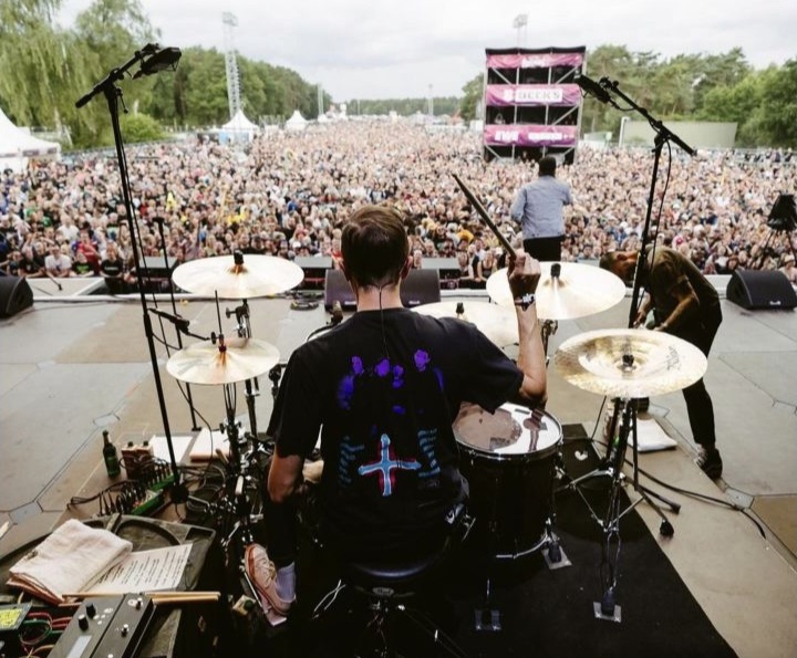 Paul Koehler of Silverstein performing in front of a festival crowd